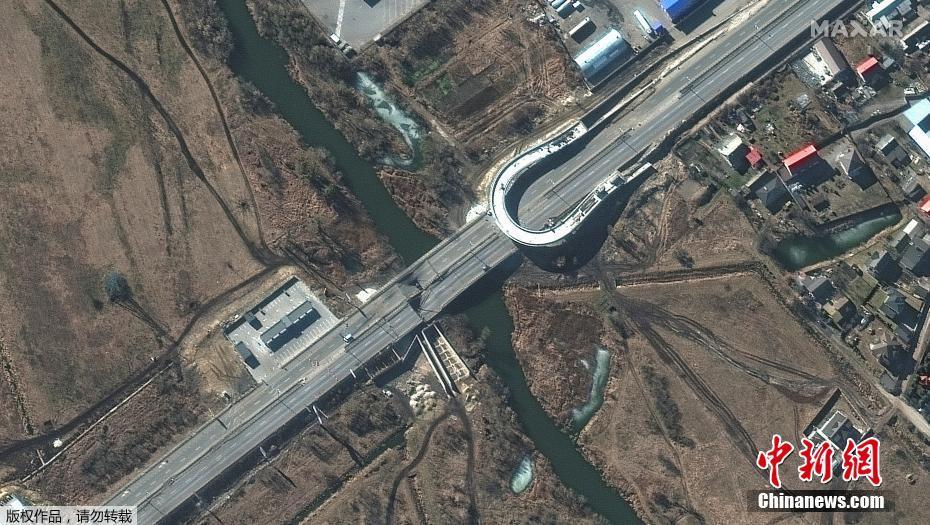 Pontes s?o destruídas em Kiev