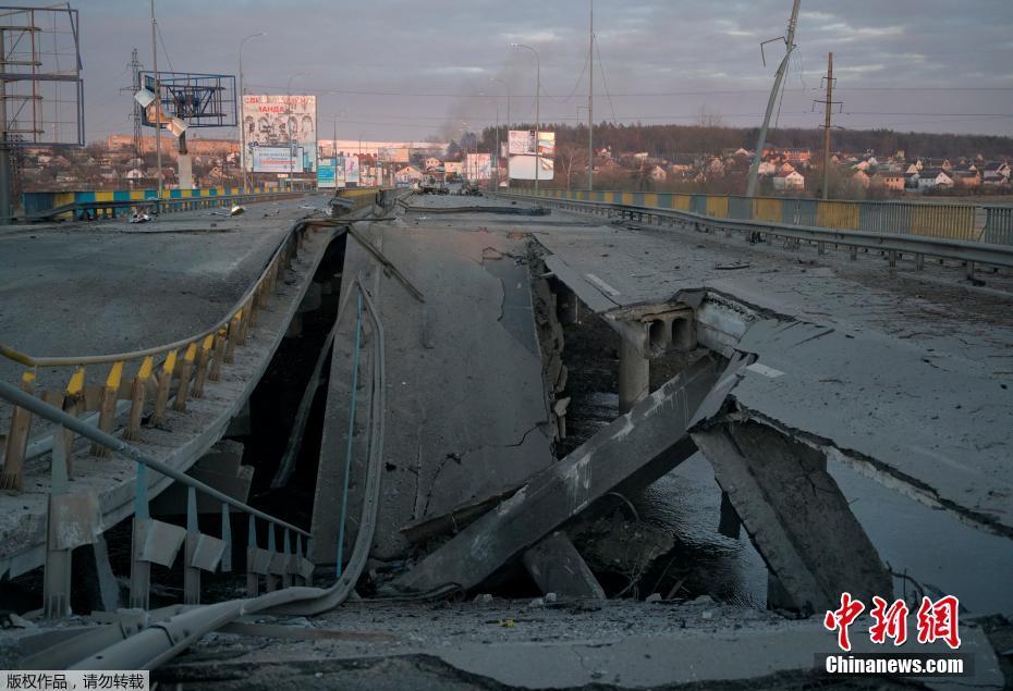 Pontes s?o destruídas em Kiev