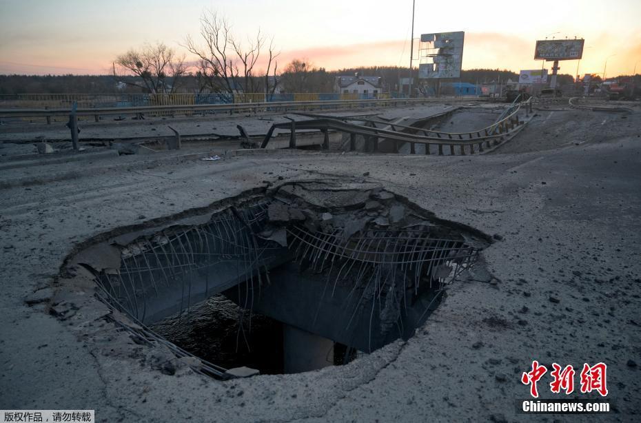 Pontes s?o destruídas em Kiev