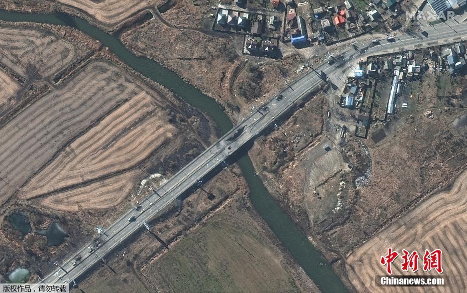 Pontes s?o destruídas em Kiev