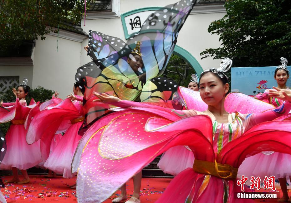 Meninas trajadas com “Hanfu” celebram Festival de Flores