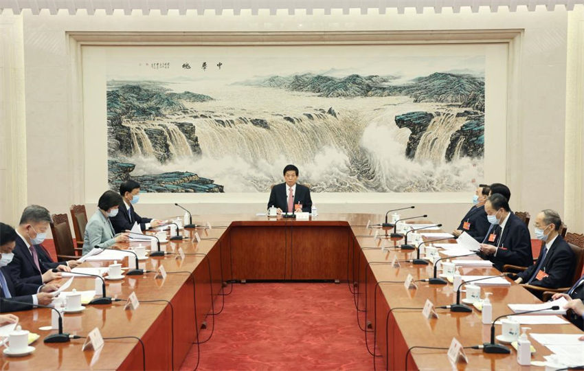 Presidium da sess?o legislativa anual da China realiza 2a reuni?o