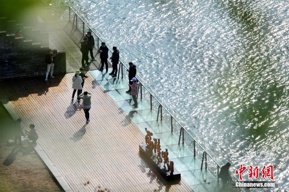 China: pessoas desfrutam da primavera