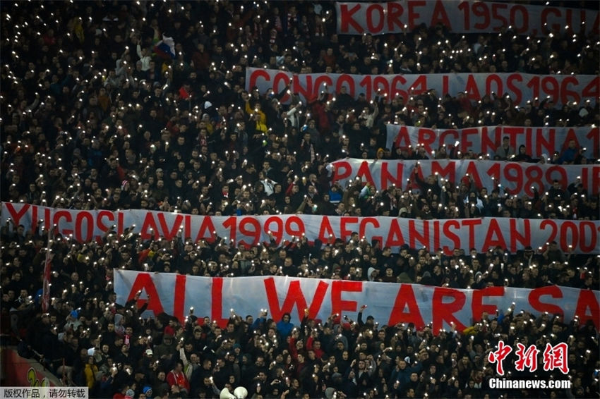 Torcedores sérvios erguem faixas com países e regi?es bombardeados ou conduzidos à guerra pela OTAN e EUA