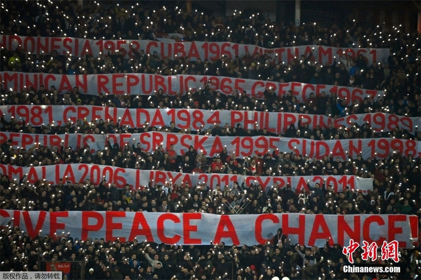 Torcedores sérvios erguem faixas com países e regi?es bombardeados ou conduzidos à guerra pela OTAN e EUA