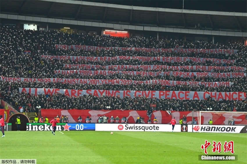 Torcedores sérvios erguem faixas com países e regi?es bombardeados ou conduzidos à guerra pela OTAN e EUA