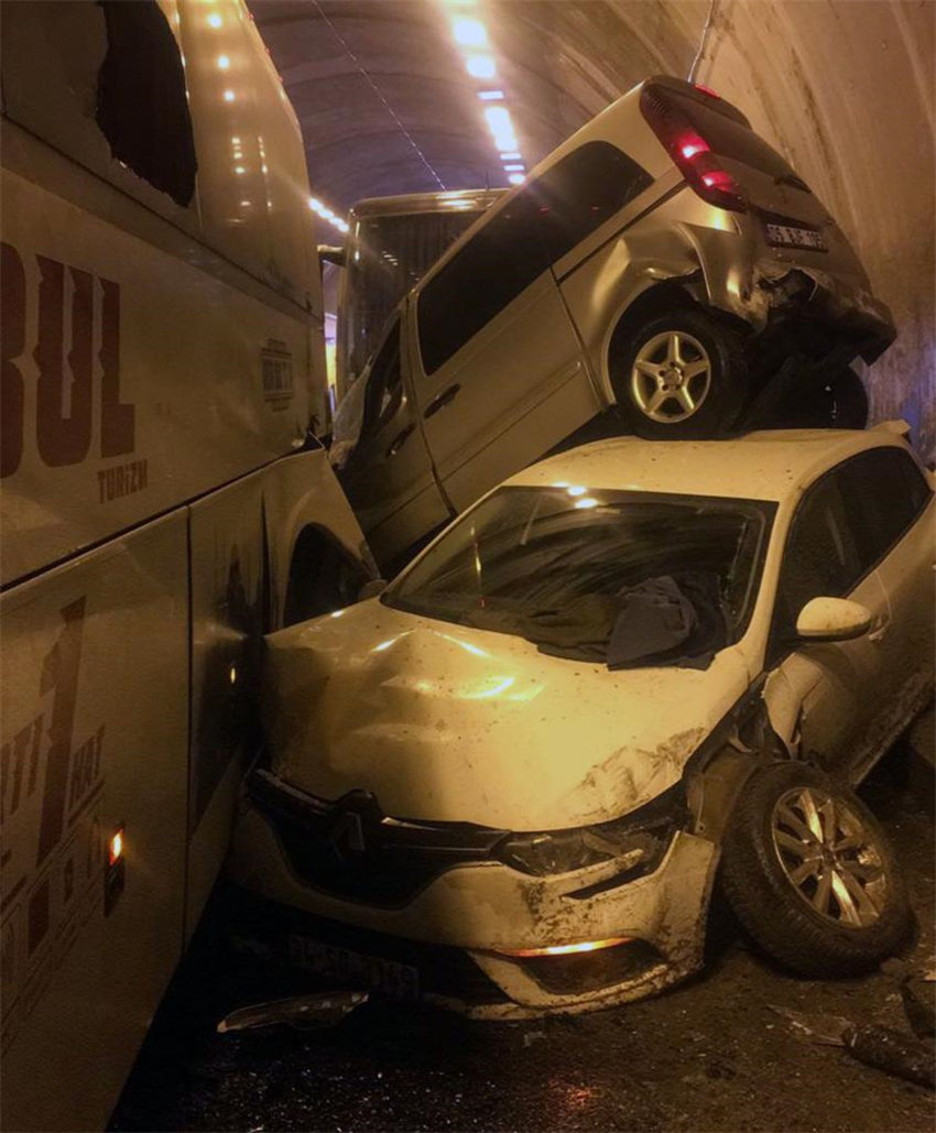 Dezenas de pessoas ficam feridas em túnel no noroeste da Turquia
