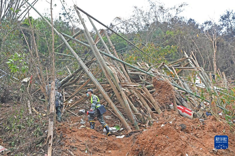 Trabalho de resgate continua após queda de avi?o de passageiros na China