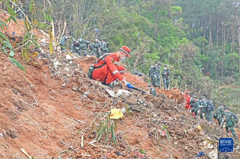 Trabalho de resgate continua após queda de avi?o de passageiros na China