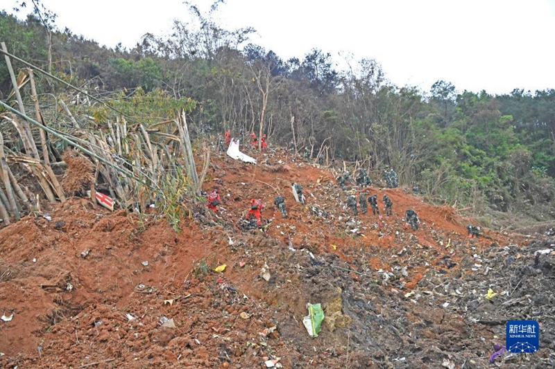 Trabalho de resgate continua após queda de avi?o de passageiros na China