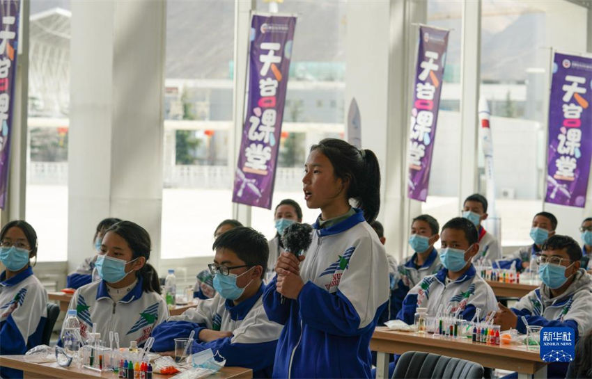 Astronautas chineses d?o segunda aula em esta??o espacial