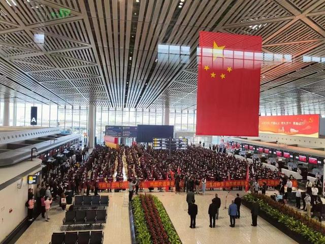 Milhares de trabalhadores médicos da China toda v?o ajudar Shanghai na resposta à COVID-19