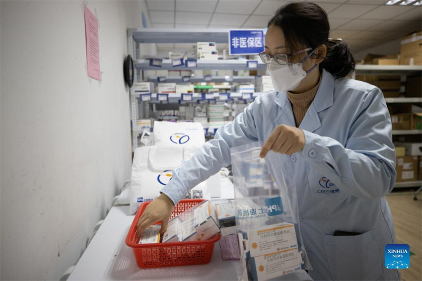 Farmácia de Shanghai mantém fornecimento de medicamentos durante surto de Covid-19