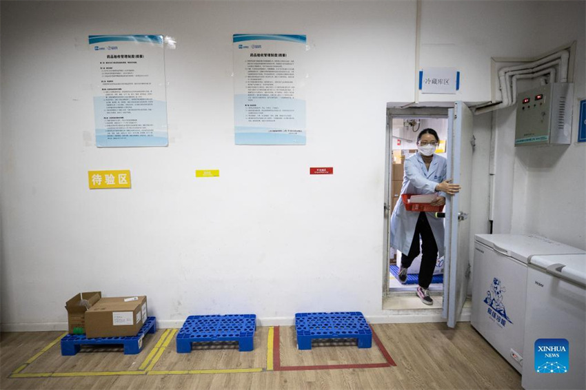 Farmácia de Shanghai mantém fornecimento de medicamentos durante surto de Covid-19