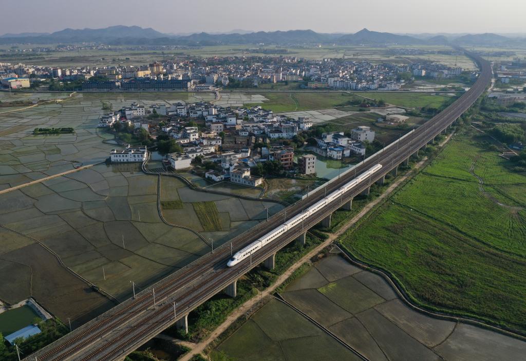 Galeria: Trem de alta velocidade passa em ponte sobre campos em Guangxi
