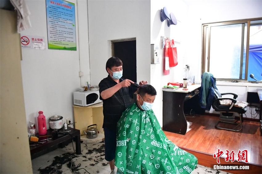 Shanghai reduz nível de restri??es para algumas comunidades em confinamento