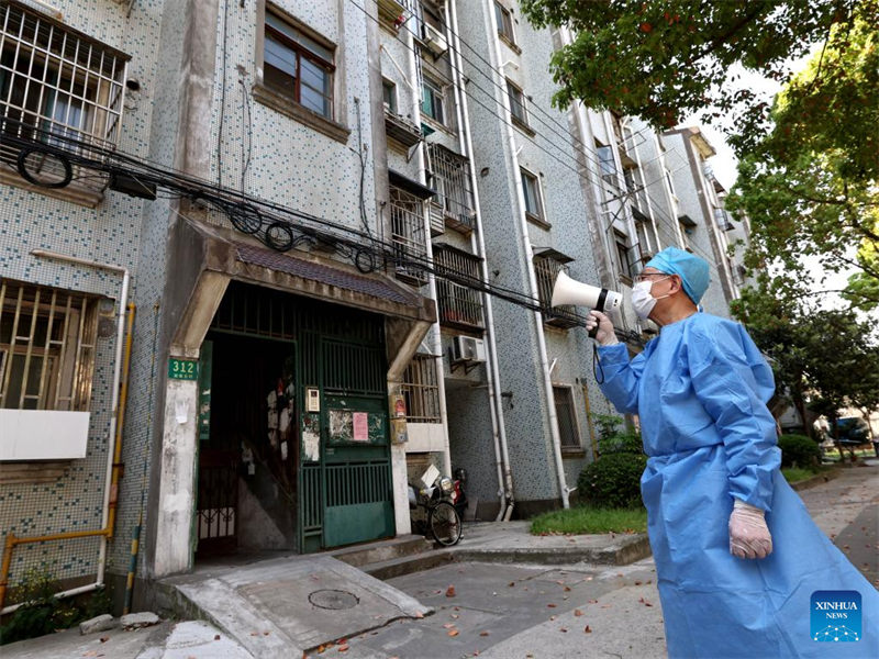 Voluntário de 78 anos trabalha na linha de frente da luta de Shanghai contra Covid-19