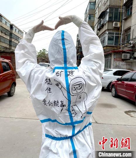 Shanghai: professora pinta roupas de prote??o de voluntários médicos para expressar agradecimento