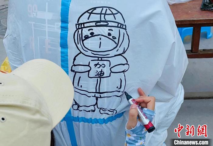 Shanghai: professora pinta roupas de prote??o de voluntários médicos para expressar agradecimento