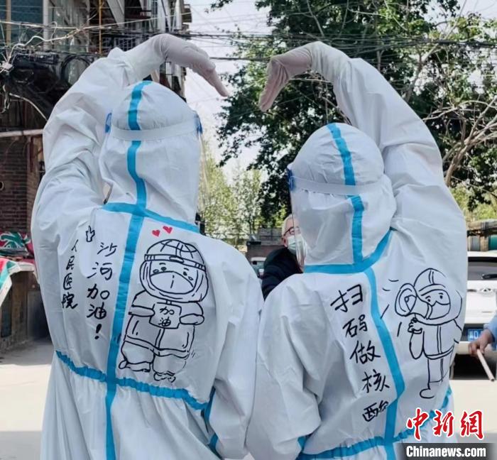 Shanghai: professora pinta roupas de prote??o de voluntários médicos para expressar agradecimento