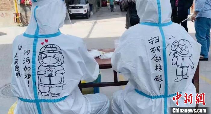Shanghai: professora pinta roupas de prote??o de voluntários médicos para expressar agradecimento