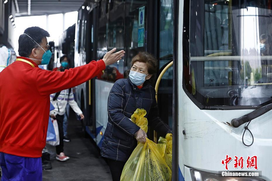 Primeiros 322 pacientes recebem alta do hospital de campanha do Centro Nacional de Exposi??es de Shanghai