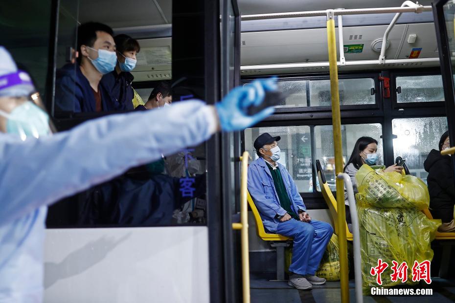 Primeiros 322 pacientes recebem alta do hospital de campanha do Centro Nacional de Exposi??es de Shanghai