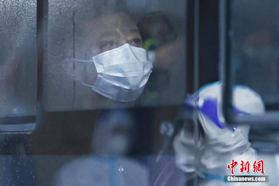 Primeiros 322 pacientes recebem alta do hospital de campanha do Centro Nacional de Exposi??es de Shanghai