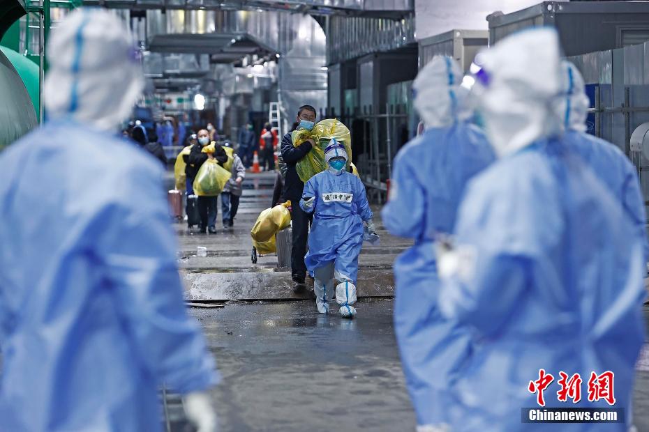 Primeiros 322 pacientes recebem alta do hospital de campanha do Centro Nacional de Exposi??es de Shanghai
