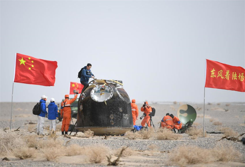 Astronautas da Shenzhou-13 pousam em seguran?a