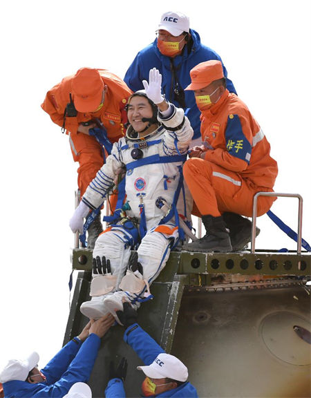 Astronautas chineses retornam depois da miss?o de seis meses na esta??o espacial