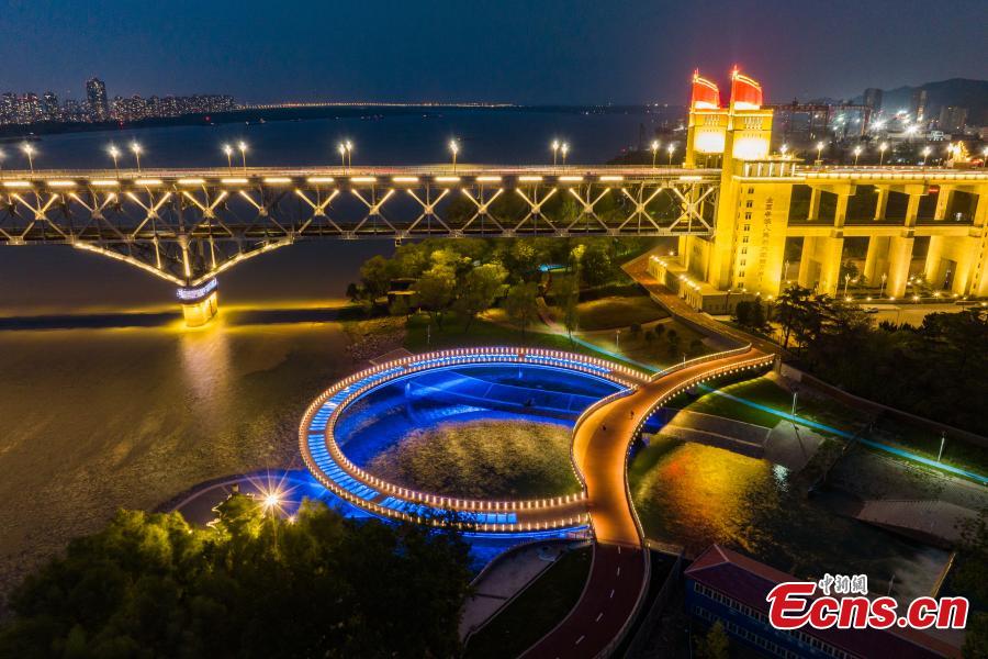 Passarela de vidro decora paisagem urbana de Nanjing