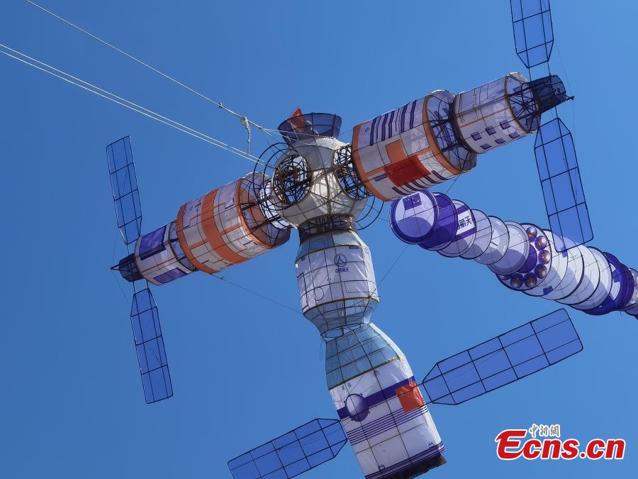 Pipas temáticas da esta??o espacial chinesa dá as boas-vindas a três astronautas