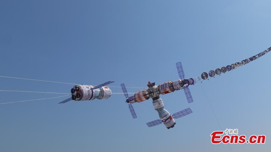 Pipas temáticas da esta??o espacial chinesa dá as boas-vindas a três astronautas