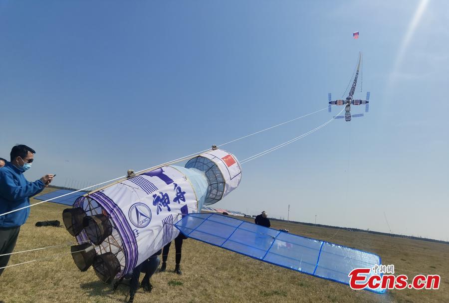 Pipas temáticas da esta??o espacial chinesa dá as boas-vindas a três astronautas