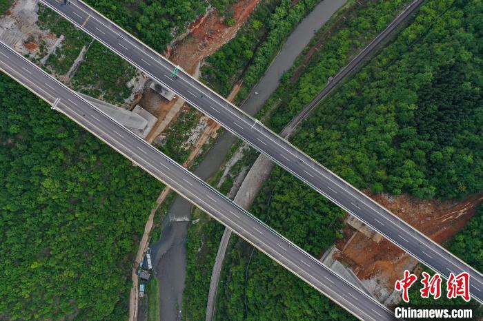 Guizhou: via expressa Hezhang-Liupanshui está aberta ao tráfego