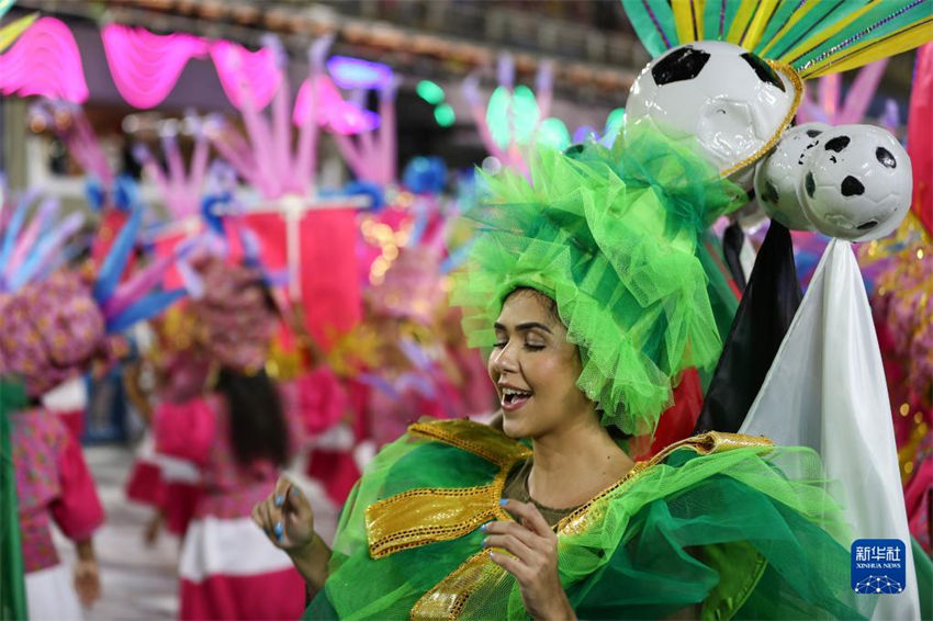 Brasil: desfile de carnaval é realizado fora de época no Sambódromo do Rio de Janeiro
