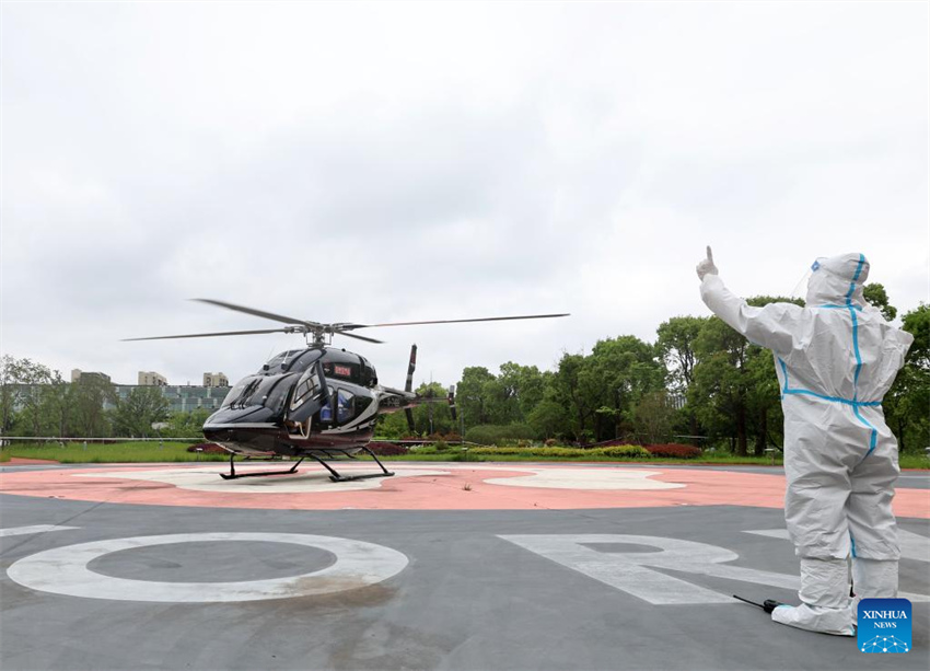 Empresa de helicópteros em Shanghai transporta gratuitamente suprimentos médicos para combater a Covid-19