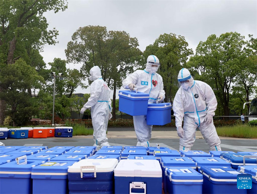 Empresa de helicópteros em Shanghai transporta gratuitamente suprimentos médicos para combater a Covid-19