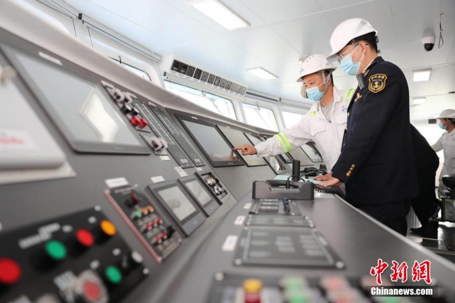 Primeiro navio porta-contêiner n?o tripulado da China realiza viagem inaugural