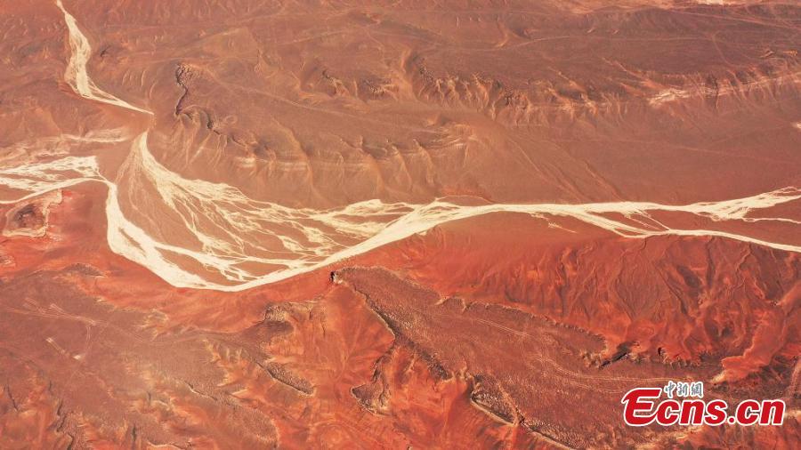 Magnífico cenário do Vale do rio Vermelho de Xinjiang