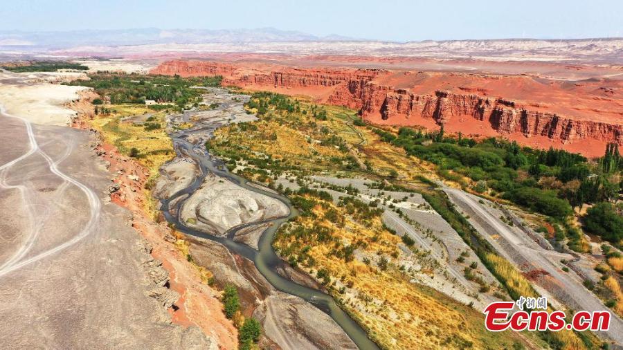 Magnífico cenário do Vale do rio Vermelho de Xinjiang