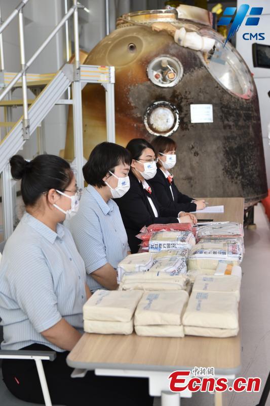 Cientistas abrem cápsula de retorno de Shenzhou-13 em Beijing