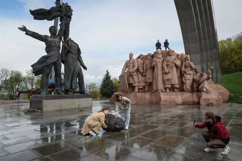 Ucrania destroi estátua que comemorava amizade com a Rússia em Kiev