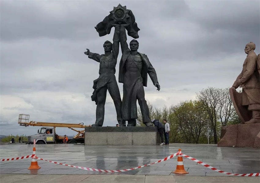 Ucrania destroi estátua que comemorava amizade com a Rússia em Kiev
