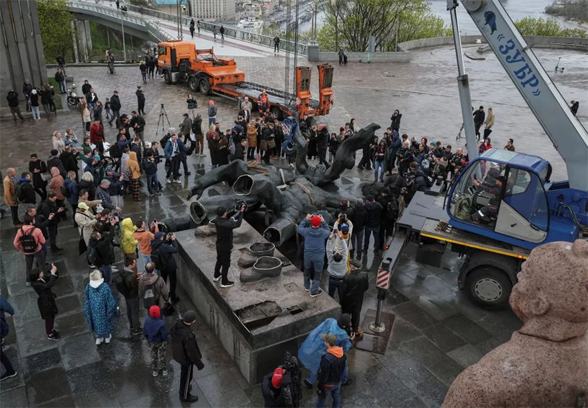 Ucrania destroi estátua que comemorava amizade com a Rússia em Kiev