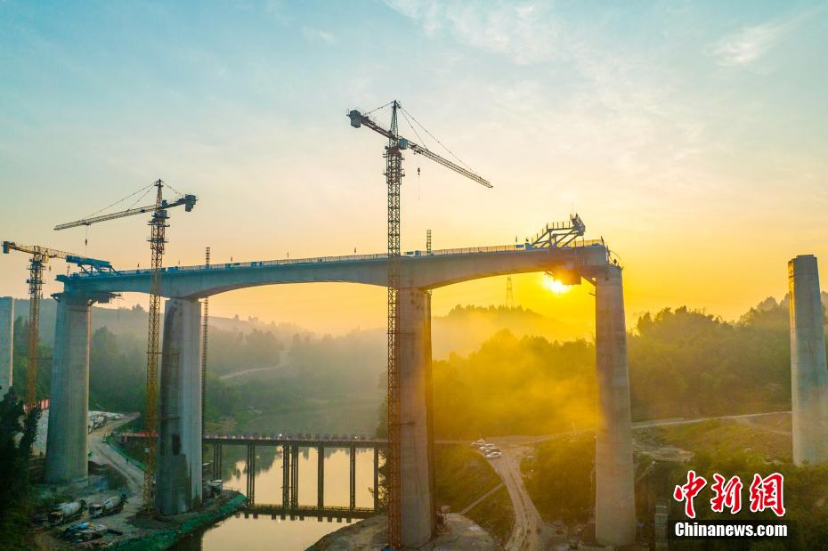 Sichuan: primeira ponte ferroviária de alta velocidade Chengdu-Zigong é unida com sucesso