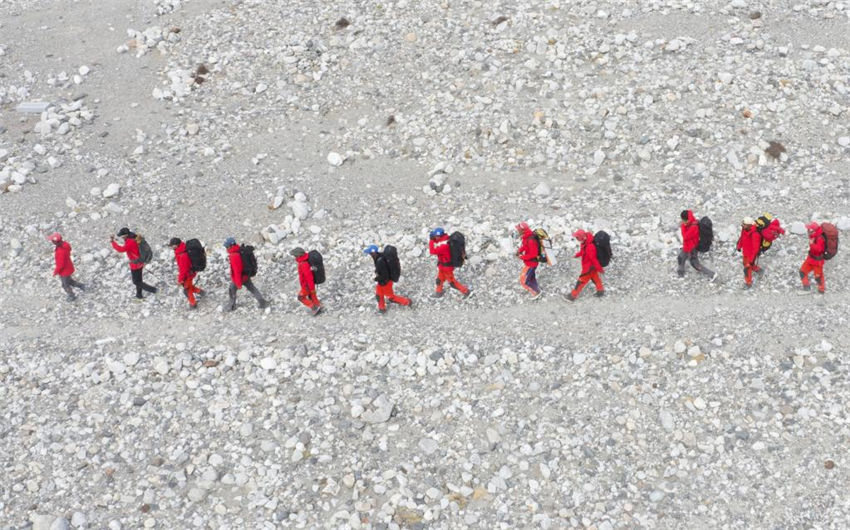 Equipe de expedi??o científica chinesa retorna em seguran?a ao acampamento-base do Monte Qomolangma