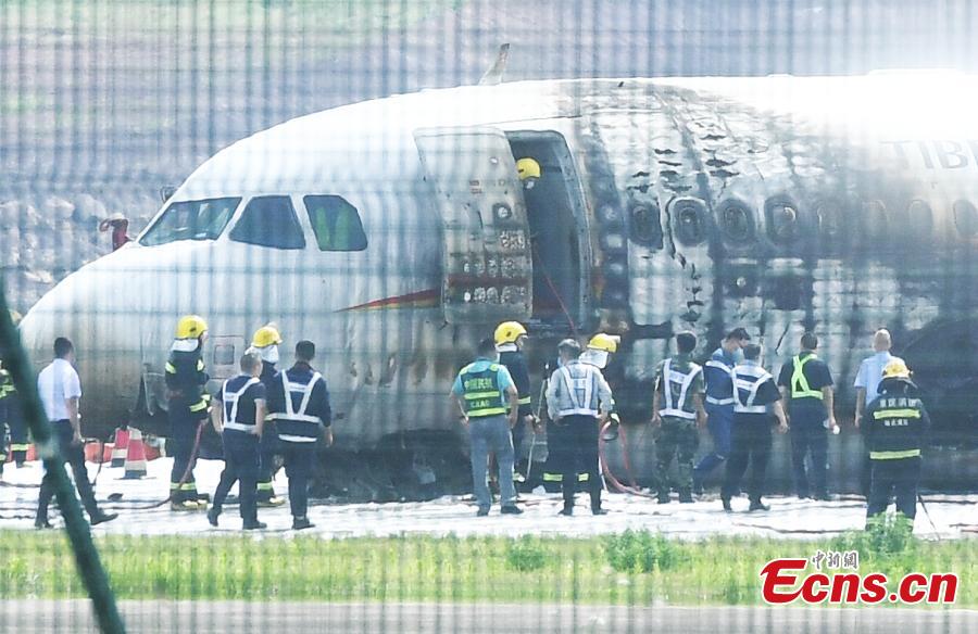 China: avi?o desvia da pista e pega fogo no aeroporto de Chongqing