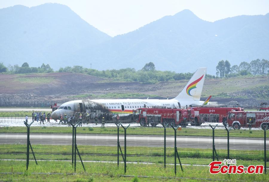 China: avi?o desvia da pista e pega fogo no aeroporto de Chongqing